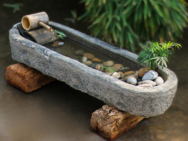 仿古石槽水景