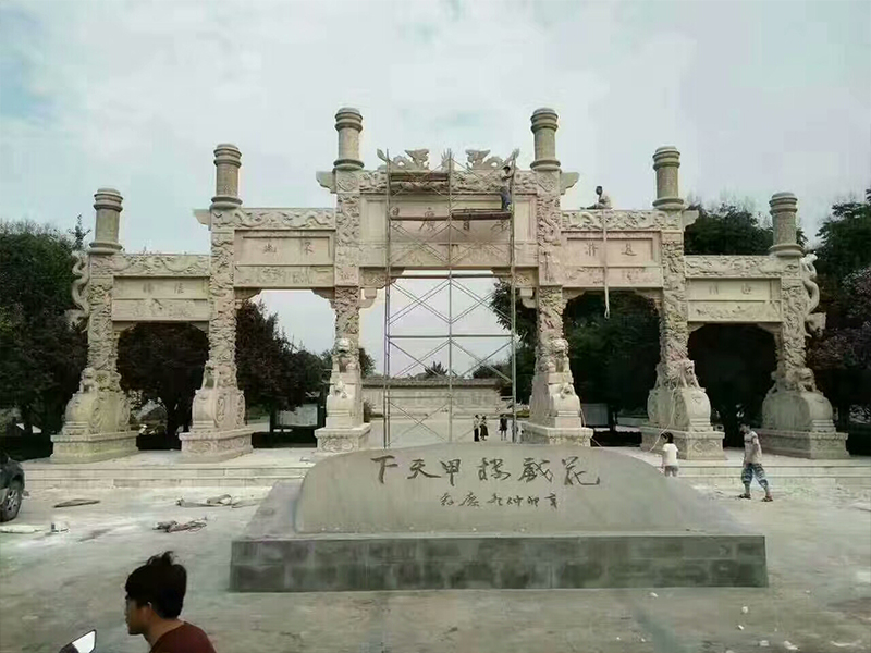 广场五门石雕牌坊