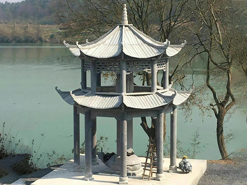 湖边碑亭