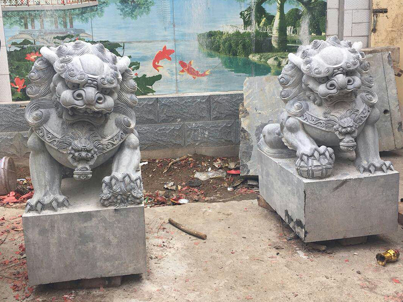 门前石雕狮子