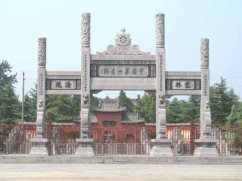 中国第一古刹石雕牌坊