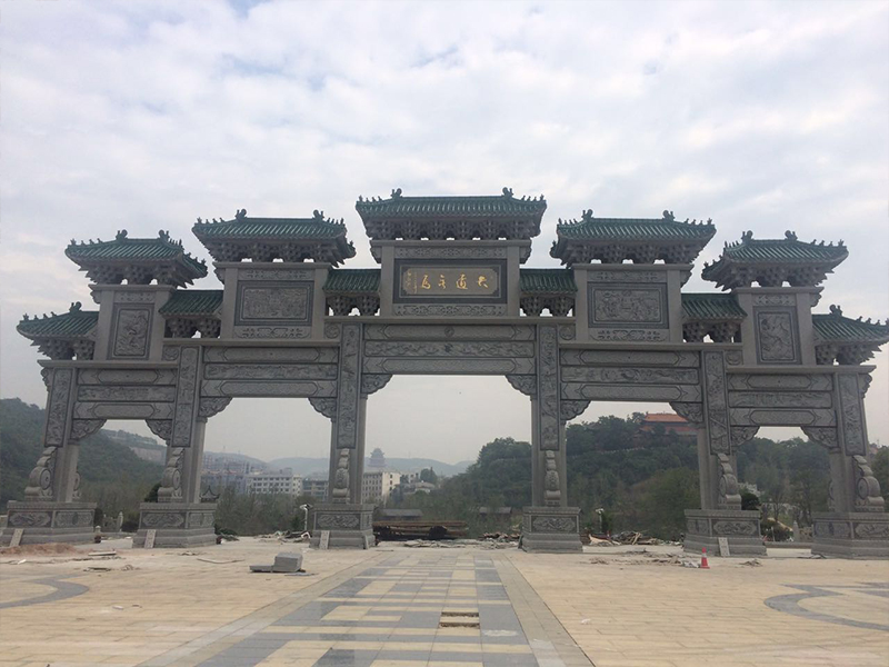 广场上五门石雕牌坊