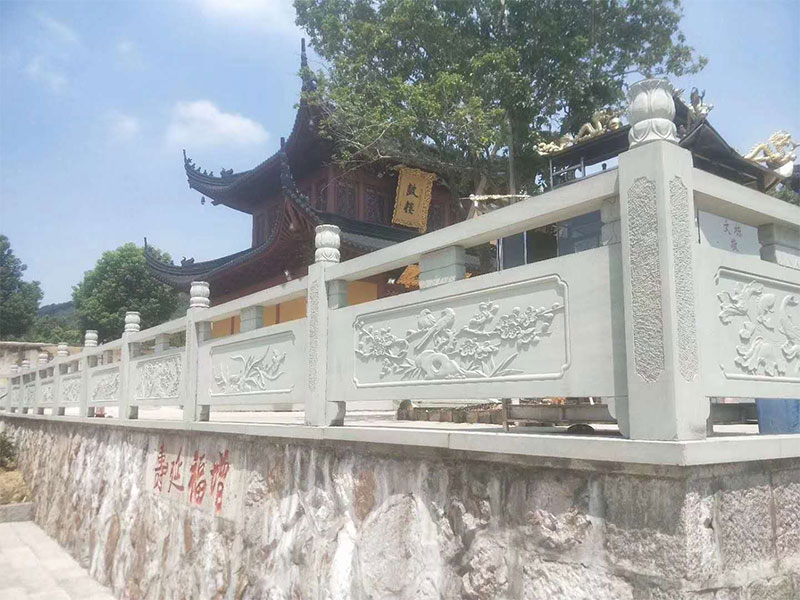 寺庙阳台雕花栏杆