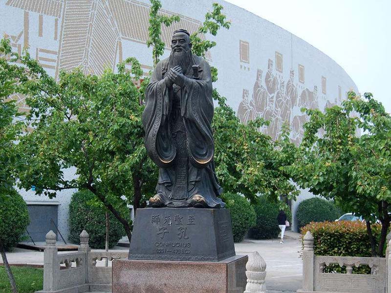 孔子石雕像