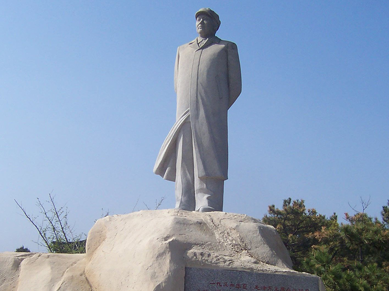 主席背手石雕像