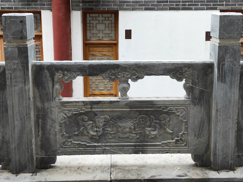 阳台雕花栏杆