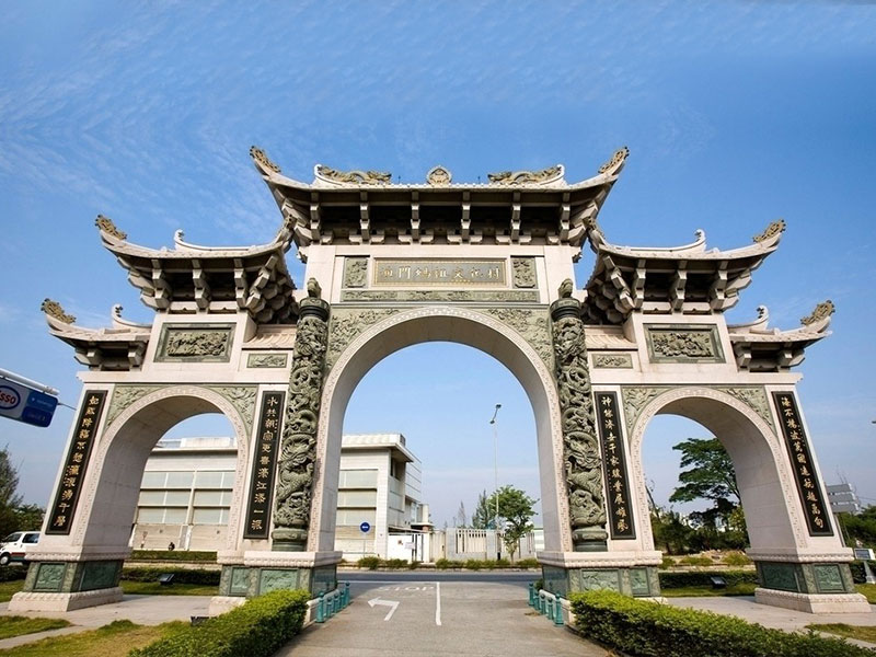 景点三门五楼石雕牌坊
