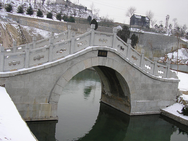 湖泊拱桥栏杆