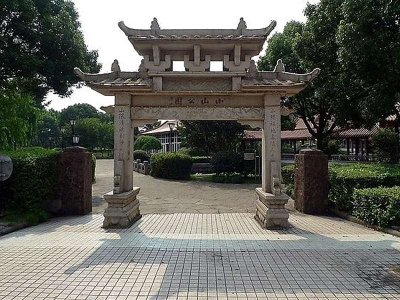 小山公园单门三楼石雕牌坊