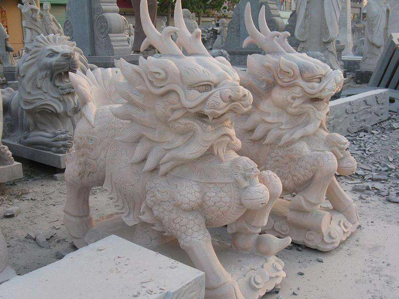 晚霞红石雕麒麟（十）