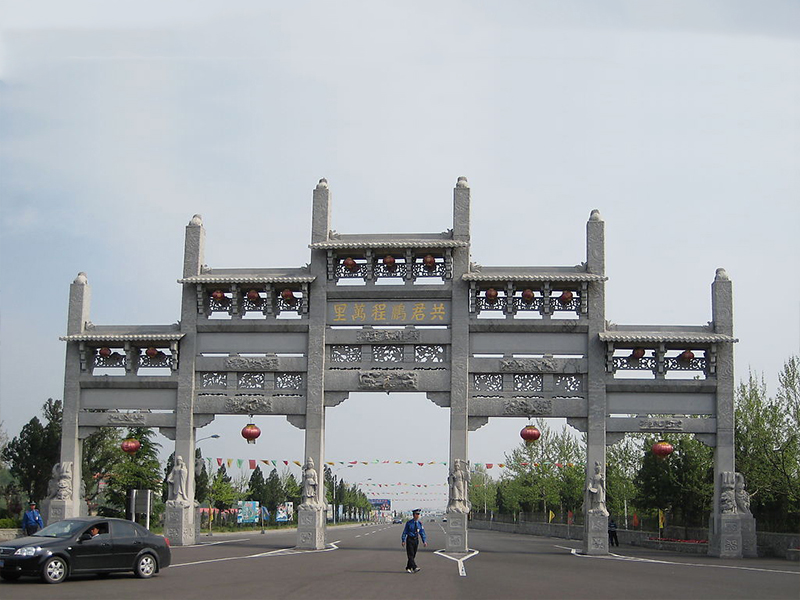 道路上安装的五门石雕牌坊