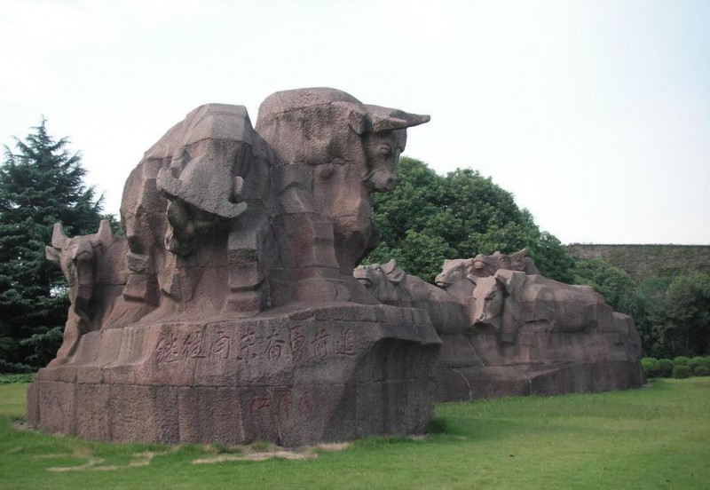 石雕劲牛群雕，群牛雕塑，九牛爬坡，石雕牛，崛起牛垦荒牛拓荒牛