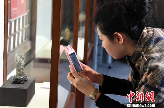 匠心?向上——首届中国寿山石雕青年学术提名展在福州开幕,惹爆观众眼球。 刘可耕 摄