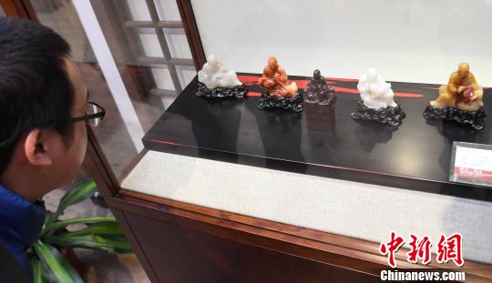 共有19位寿山石青年雕刻家的100多件作品入选此次展览吸引观众眼球。 刘可耕 摄