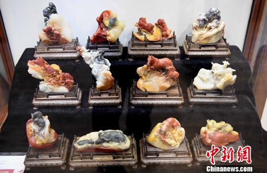 青年雕刻家赖冬生参展寿山石雕刻作品《十二生肖》。 刘可耕 摄