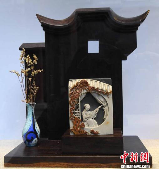 青年雕刻家、福建省工艺美术大师叶子参展寿山石雕刻作品《玉楼小调》。 刘可耕 摄