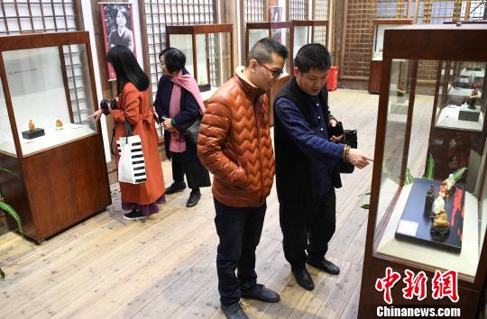 此次展览,共有19位寿山石青年雕刻家的100多件作品入选。 刘可耕 摄