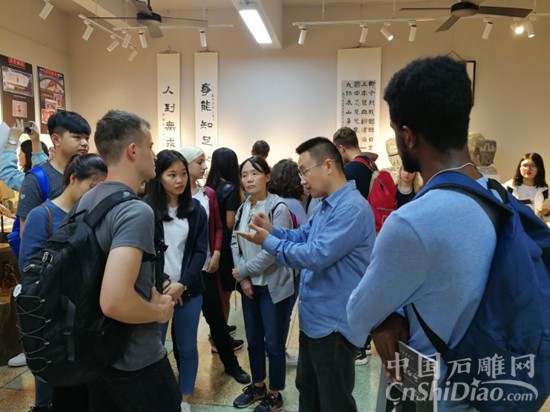多国厦大留学生走进东艺雕刻 零距离感受闽南石雕文化