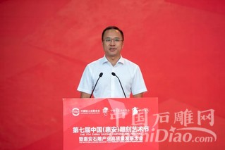 雷连鸣在活动中发言。